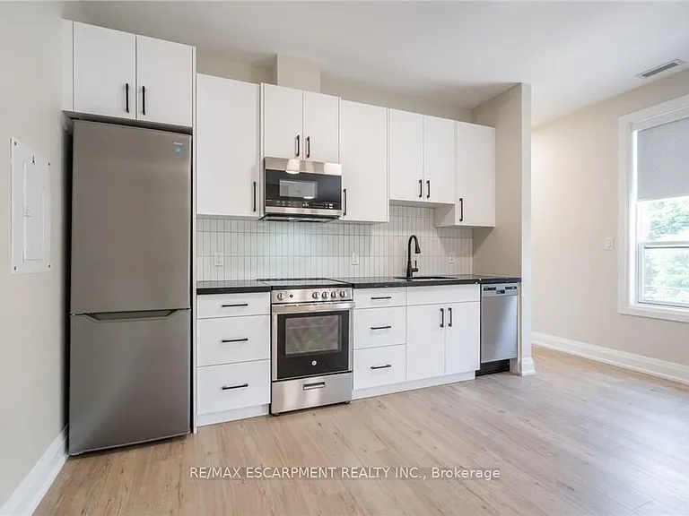 9 Munn St #A — Photo 2