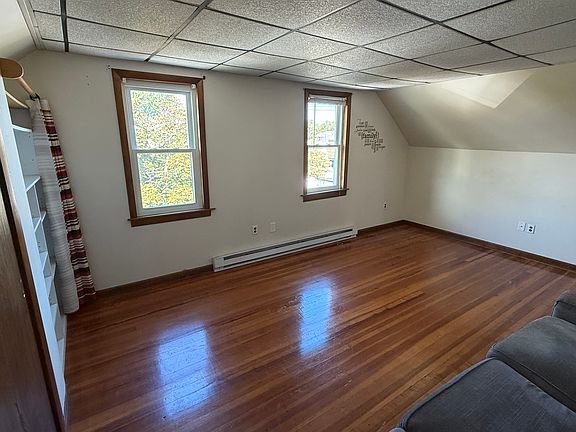 Living room (20'2" x 12'2")