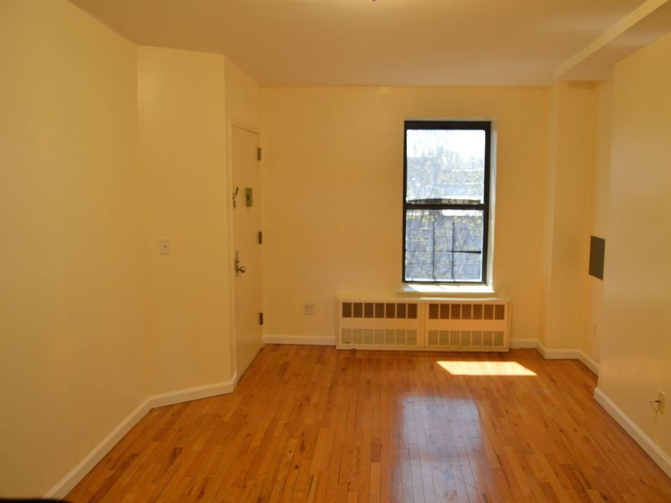 2nd image of 90 Park Pl #1