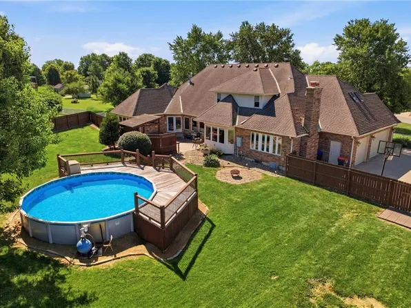 15586 Cedar Ln, Basehor, KS 66007