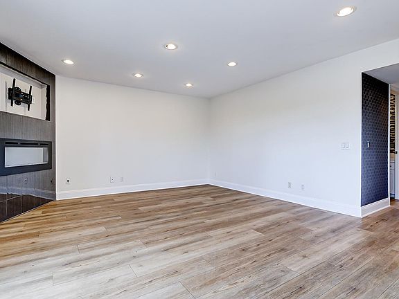 3rd image of 282 Redondo Ave Unit 303