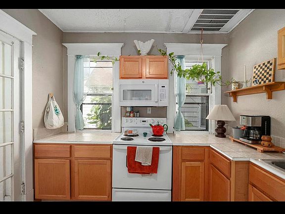 4th image of 233 Eastern Ave SE #233