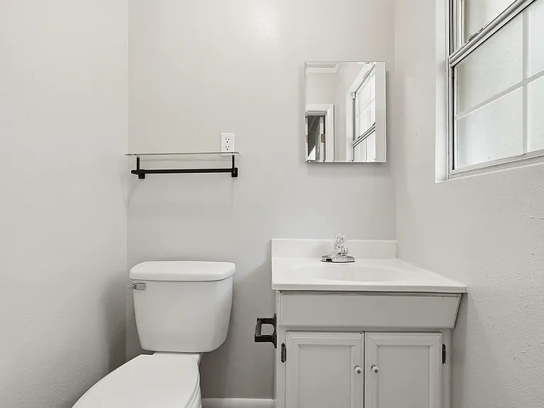 90 Andrews Ave — Photo 35