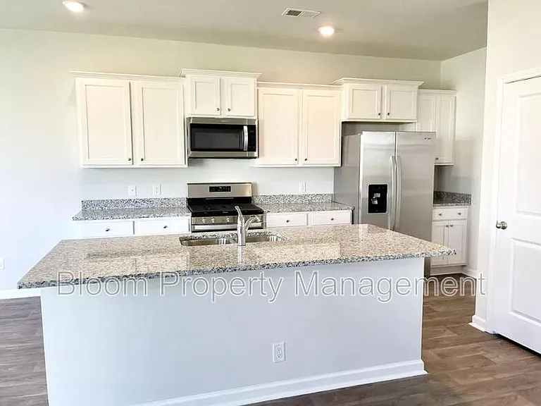 825 Kirby Ct — Photo 2