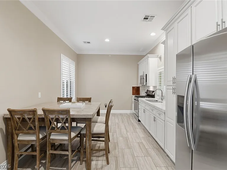 300 E Lacy Ln — Photo 62