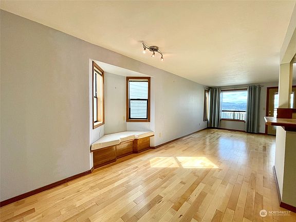 3rd image of 729 8th Avenue SE
