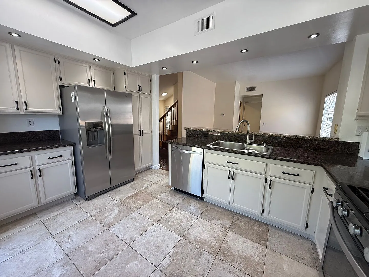 3 bedroom, 2 1/2 bath single-family home in a wonderful neighborhood — Photo 2