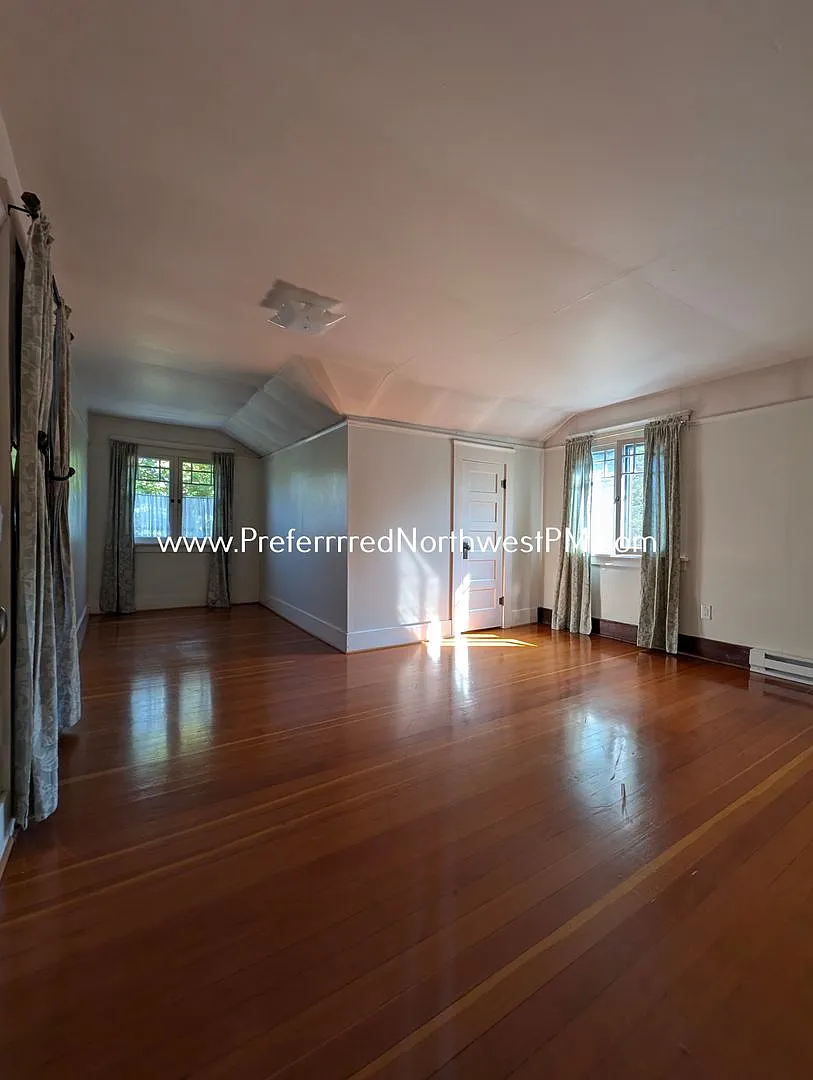 Vintage Upstairs 1 Bedroom Apartment in the Whiteaker! — Photo 1