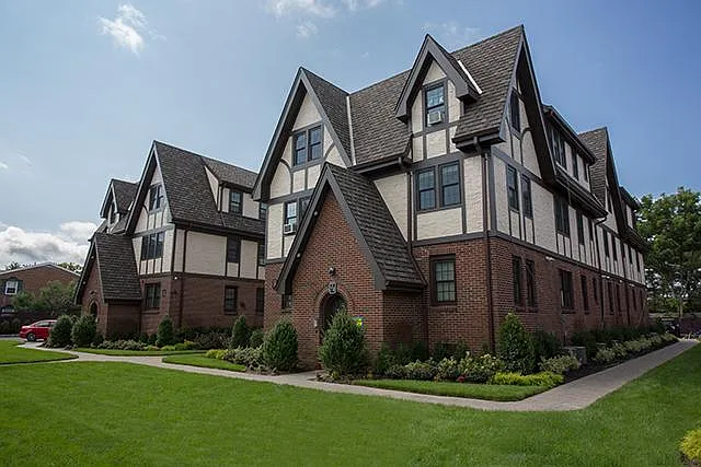 Fairfield Tudor at Bay Shore — Photo 3