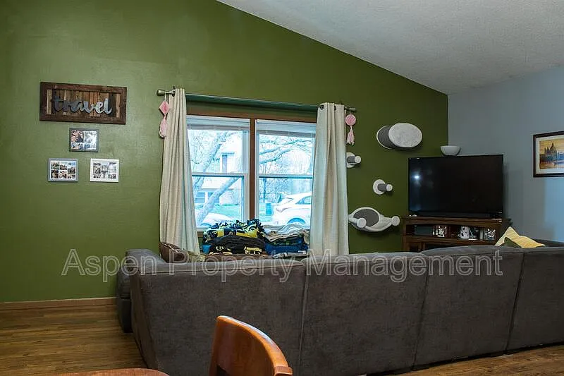 3 bed, 2.0 bath, 1603 sqft, $1,950 — Photo 3