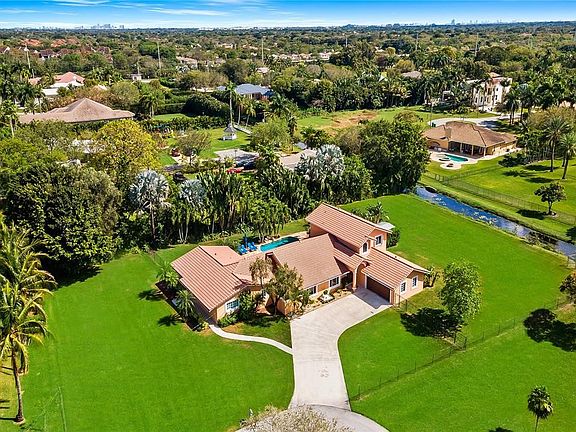 3rd image of 1590 NW 114th Terrace