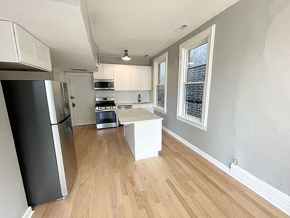 2nd image of 1939 N Kenmore Ave APT 2F