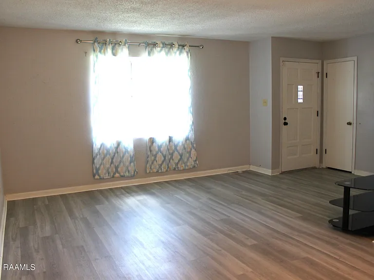 111 Valencia Dr — Photo 12