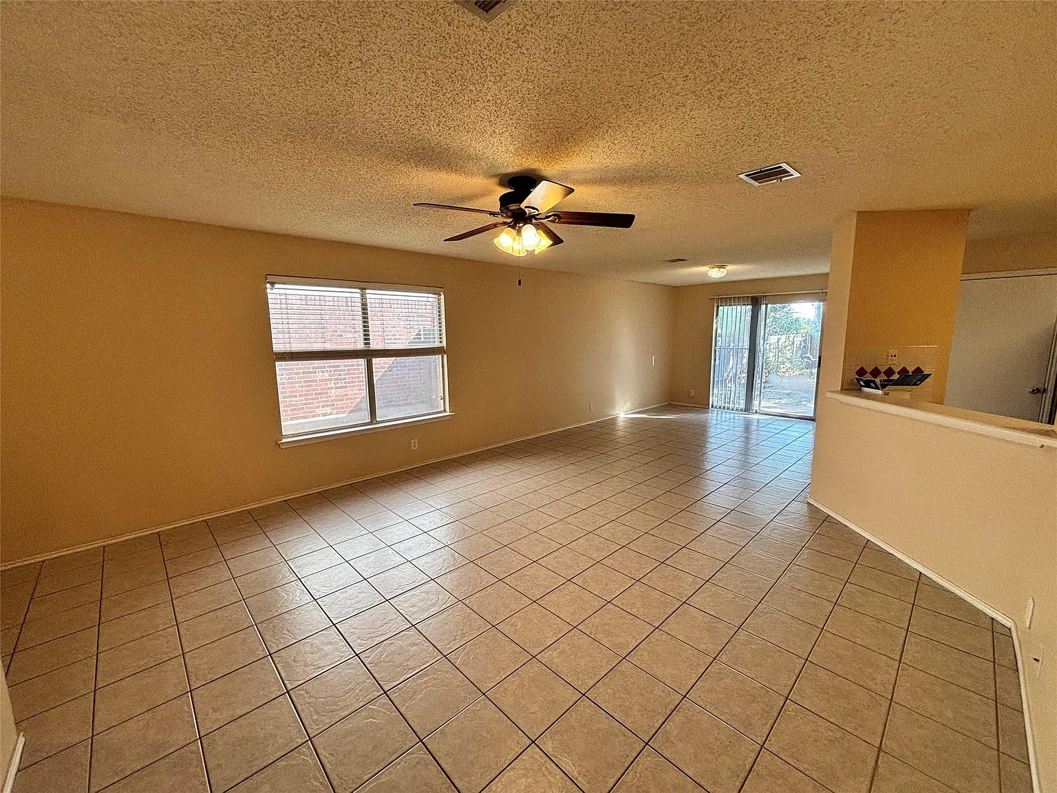3 bed, 2.0 bath, 1402 sqft, $1,850 — Photo 2