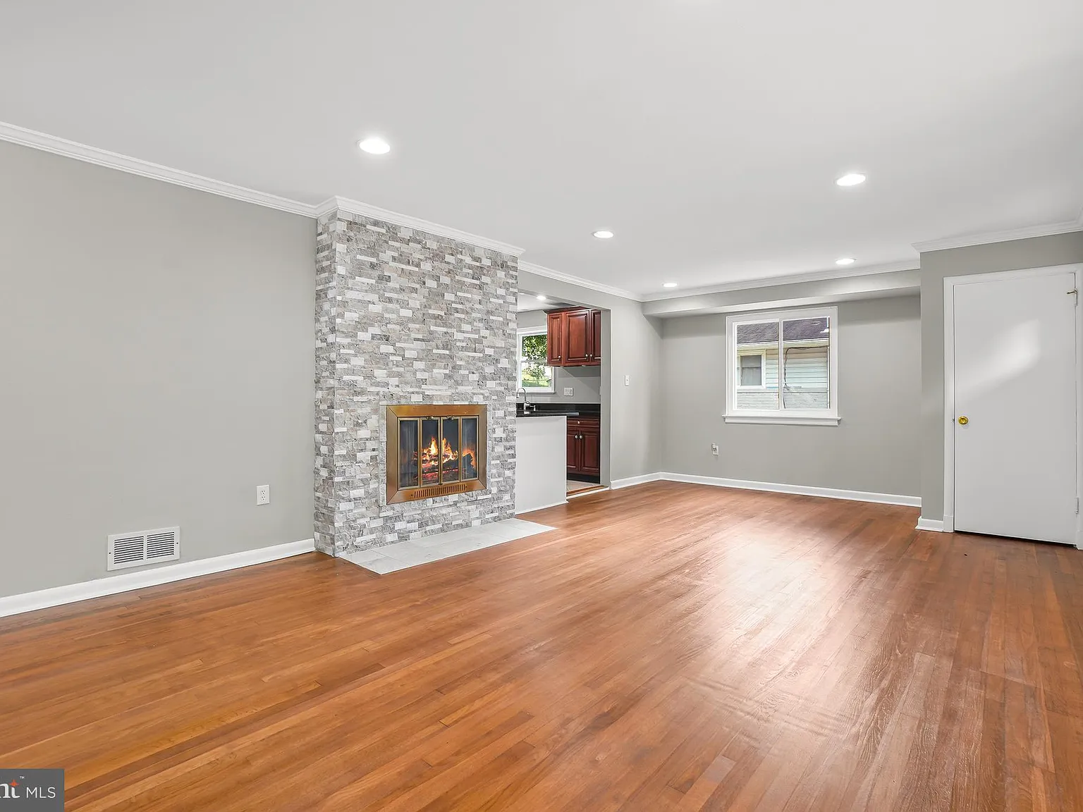 6 bed, 3.5 bath, 2192 sqft, $4,200 — Photo 4