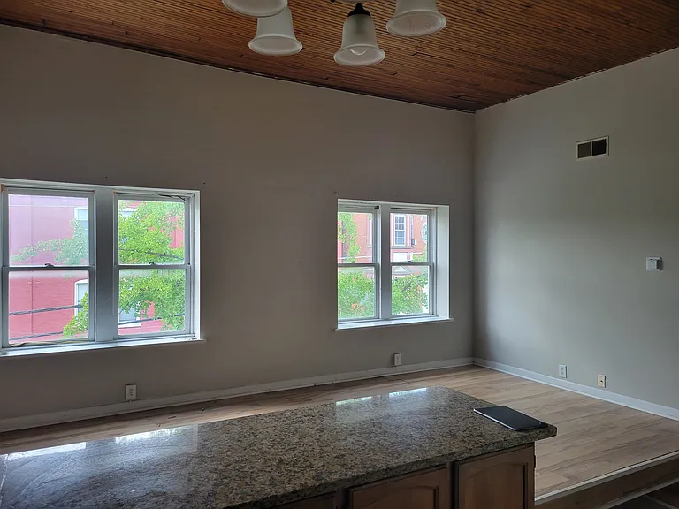 131 E Philadelphia Ave — Photo 2