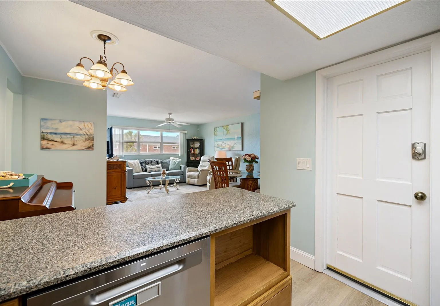 3 bed, 1069 sqft, $2,100 — Photo 4