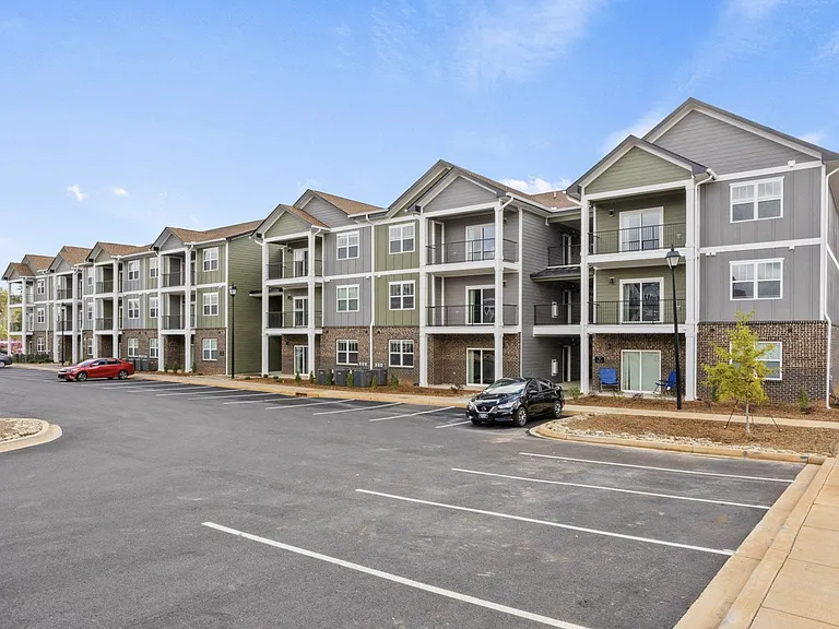 The Grande at Geyser Falls Luxury Apartments — Photo 28