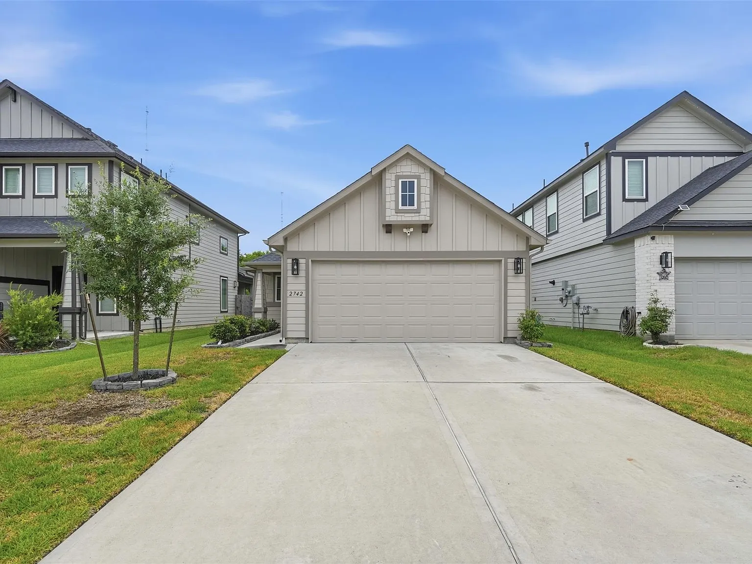 3 bed, 2.0 bath, 1426 sqft, $2,200 — Photo 2