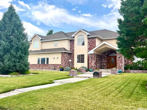 8 La Buena Vida Ln, Yerington, NV 89447