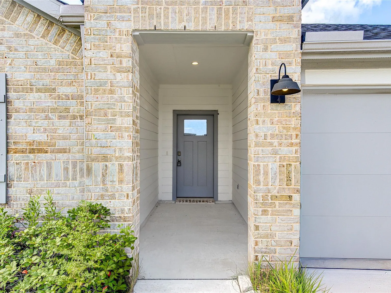 4 bed, 2.0 bath, 2046 sqft, $2,300 — Photo 4
