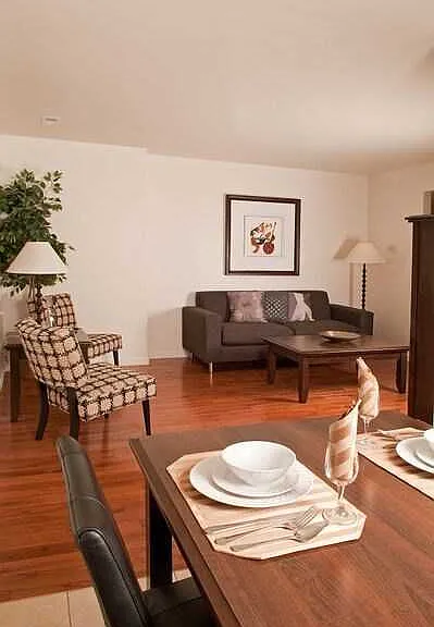 Jamestown Square Apartments — Photo 7