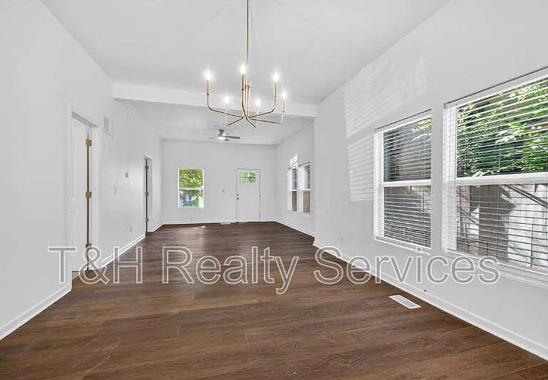 210 N Keystone Ave — Photo 9
