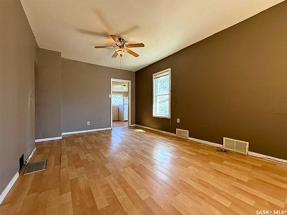 4th image of 562 Athabasca Street W