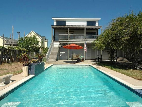 WOW! LARGE  CRYSTAL CLEAR POOL PERFECT FOR SUMMER FUN!