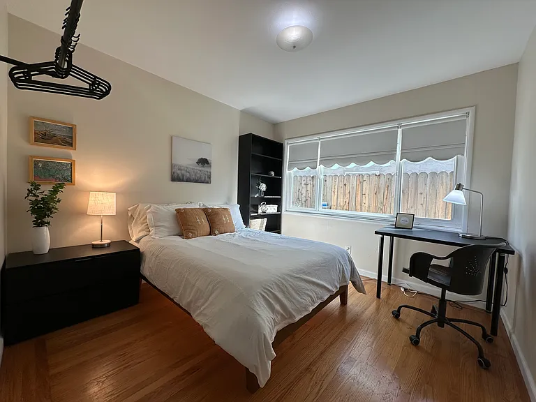 Middle bedroom