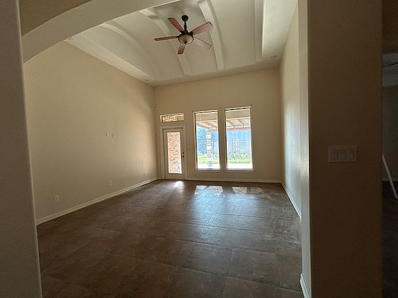 Living Room cable ready, vaulted ceiling, ceiling fan. Big window plenty of lighting