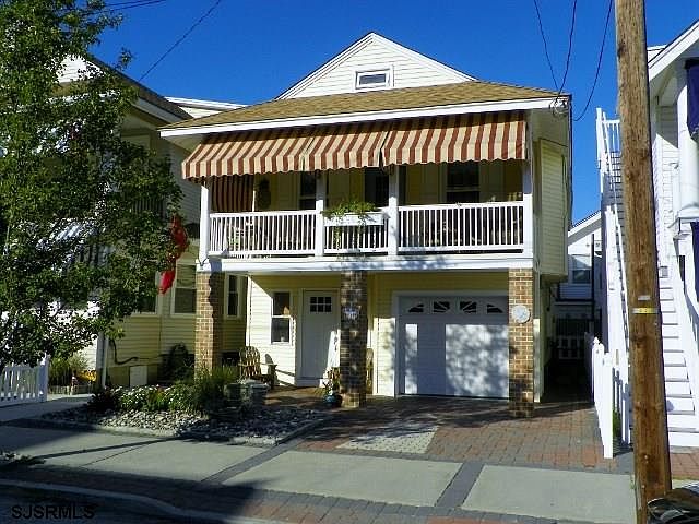 1st image of 833 Saint James Pl