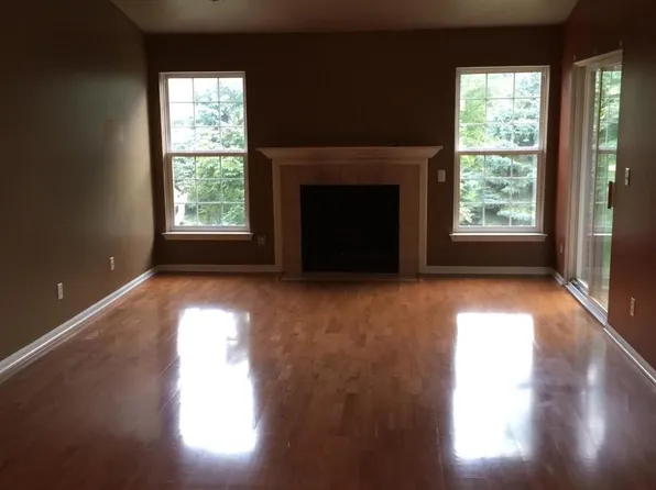 5628 Pine Aires Dr Floor 2, Sterling Heights, MI 48314