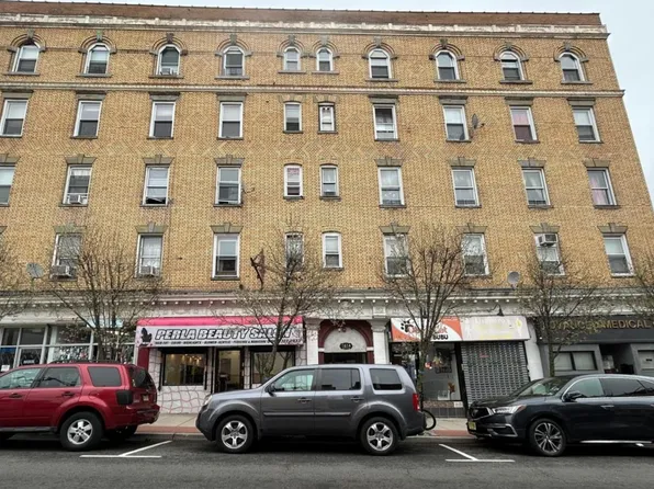 1614 Summit Avenue image 1 of 18