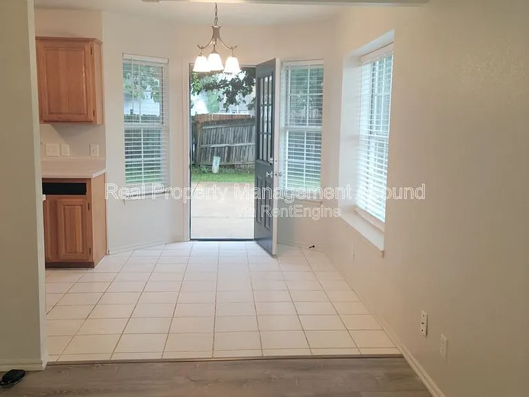 3208 N 8th Pl — Photo 4
