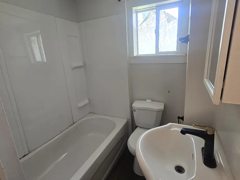 646 Queen St W #2 — Photo 3