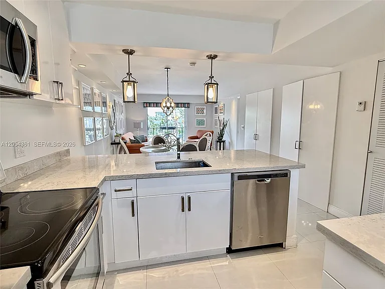 855 Euclid Ave #402 — Photo 4