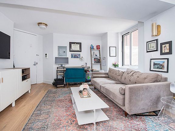 3rd image of 206 E 95th St APT 2A