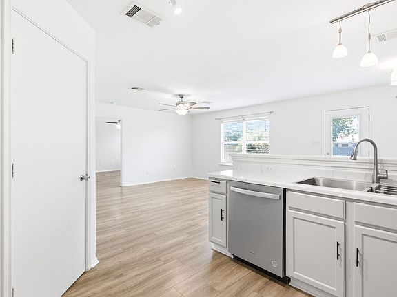 5th image of 209 Rinehardt St