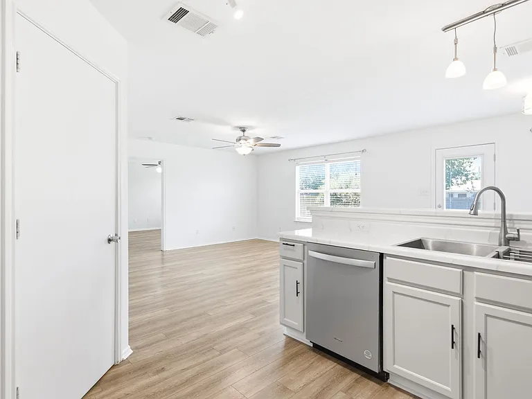 209 Rinehardt St — Photo 5