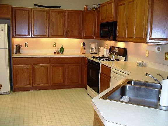 Spacious Eat-In Kitchen
