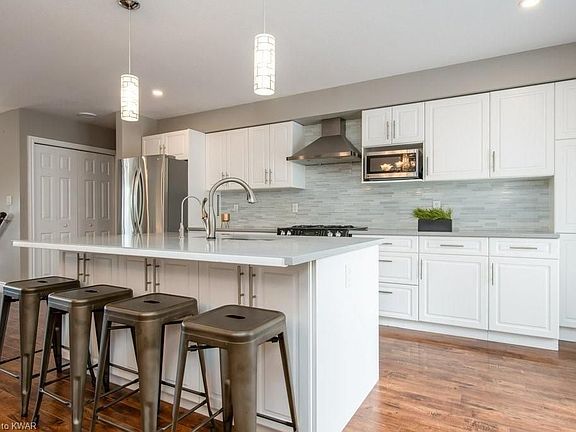 4th image of 35 Pinnacle Cres