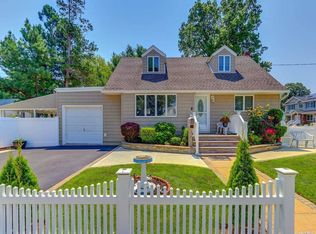 3044 Saint Regis St, Wantagh, NY 11793
