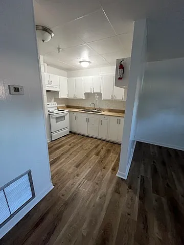 Crestwood Apartments — Photo 16