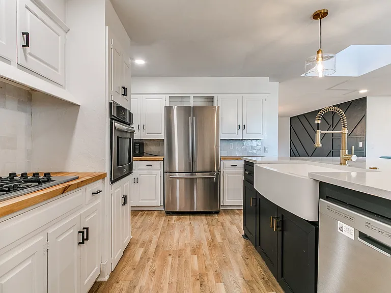 3210 W Wilshire Blvd — Photo 5