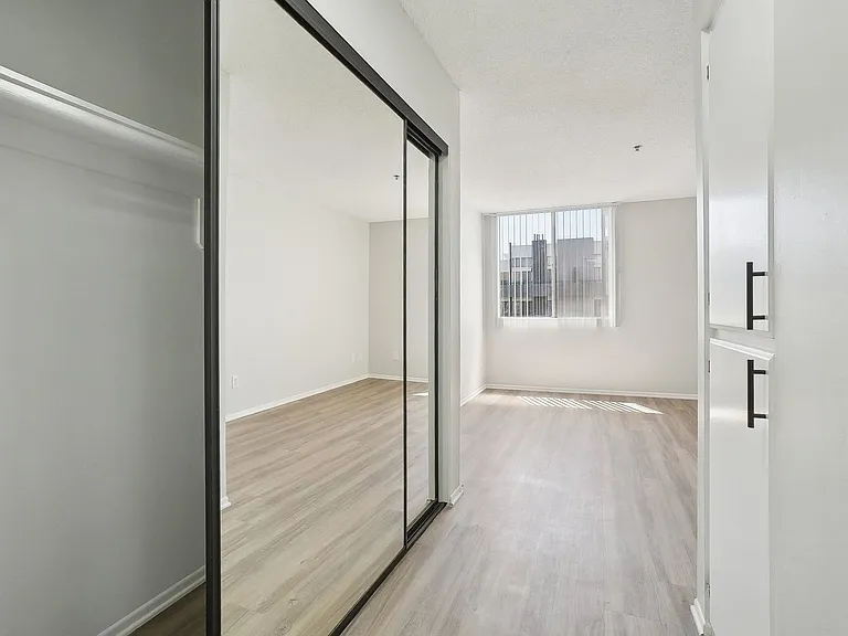 310 Virgil — Photo 43