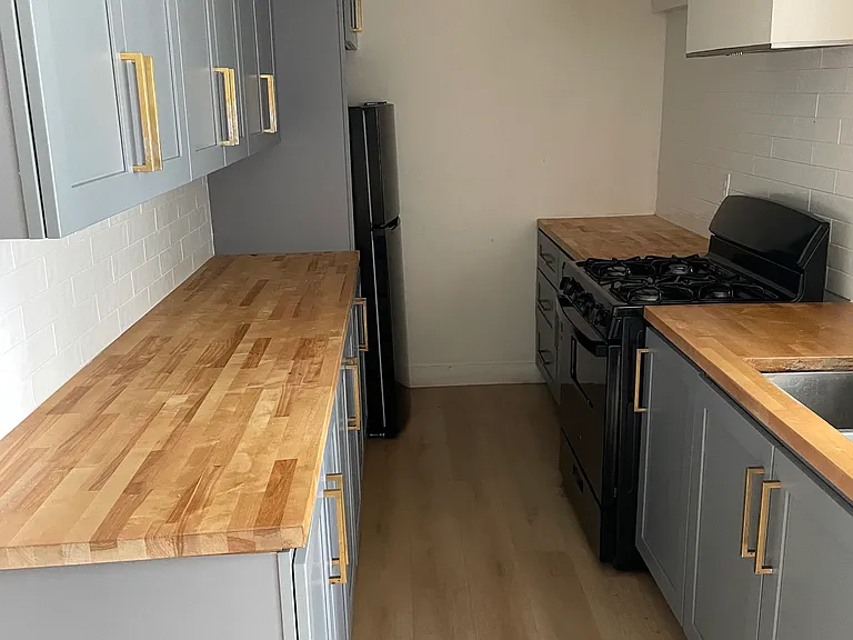 146 Gardiner Ave #8A — Photo 1
