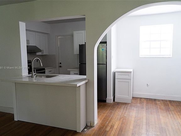 4th image of 1561 West Ave