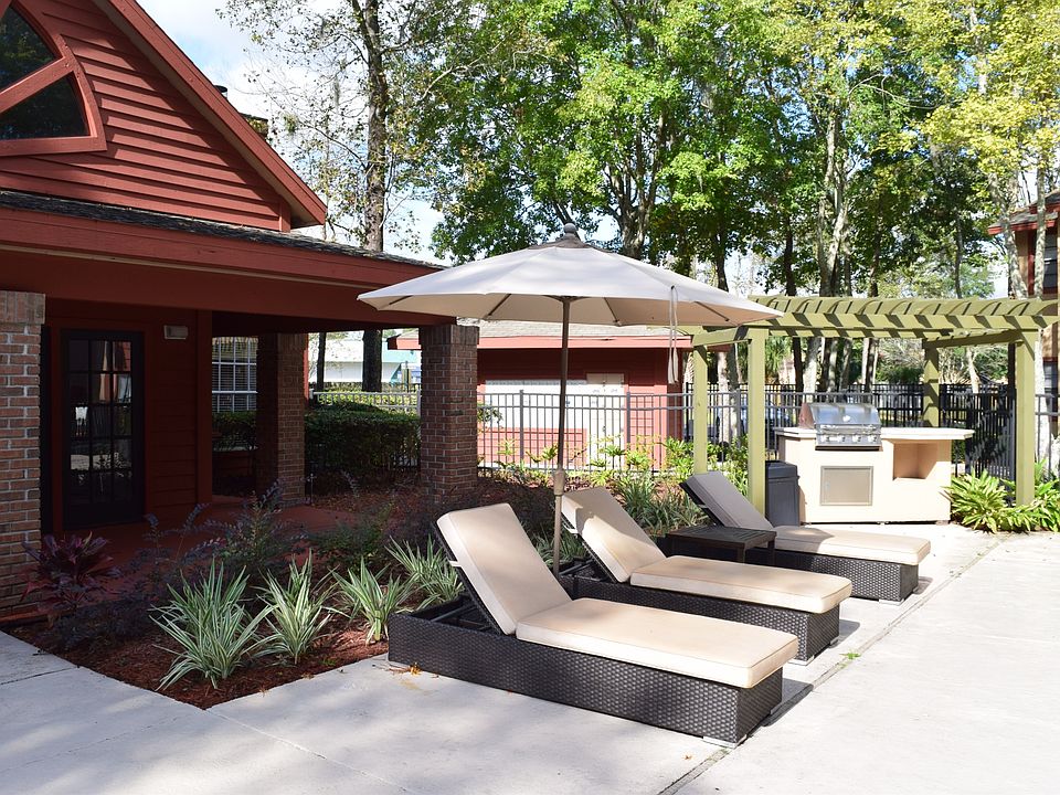 Grill & Lounge Area