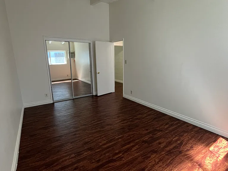 15045 Burbank Blvd #4 — Photo 6